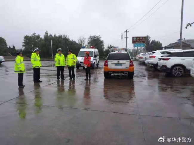 9月19日，华州公安交警联合路政部门积极开展积水路段隐患排查工作。
