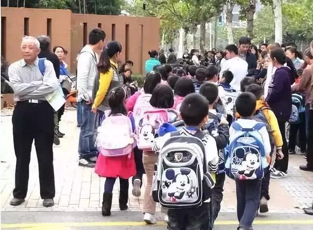 上班时间接孩子放学,违纪吗?