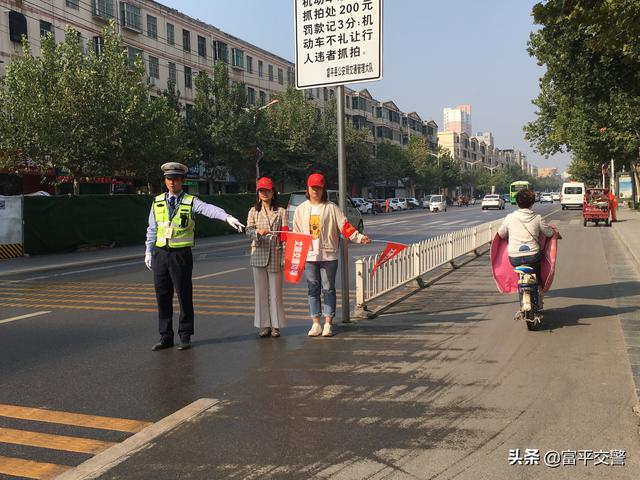 富平交警:会同县委巡查办志愿者开展文明交通劝导活动