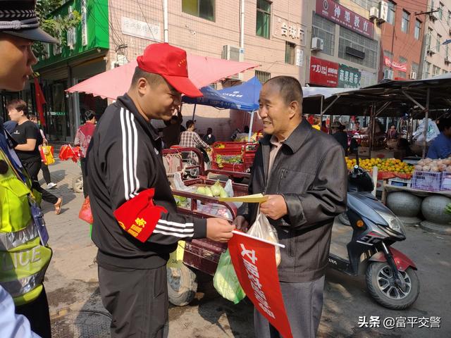 富平交警:会同县委巡查办志愿者开展文明交通劝导活动