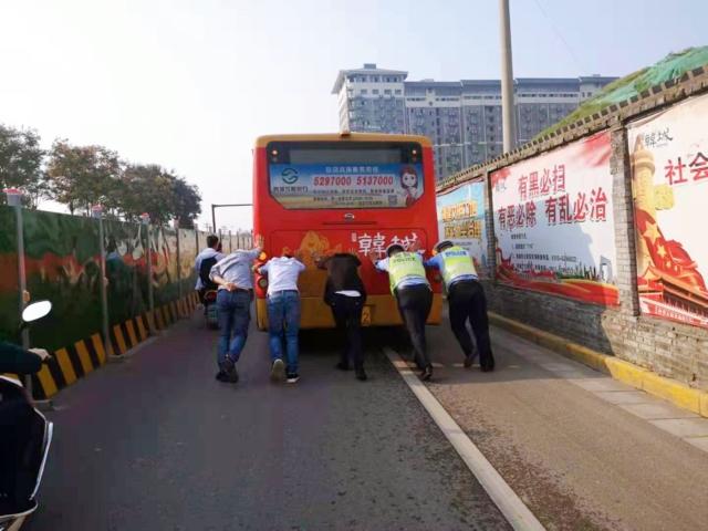 国庆假期韩城交警的那些暖心事（图）