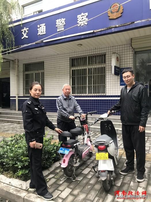 高新交警大队发放渭南市第一张电动车号牌（图）