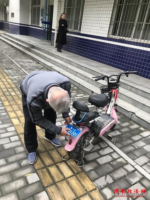 高新交警大队发放渭南市第一张电动车号牌（图）