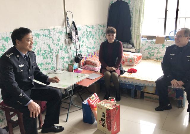 一线送奖入家门，表彰慰问鼓斗志——蒲城县公安局表彰慰问专案民警及家属