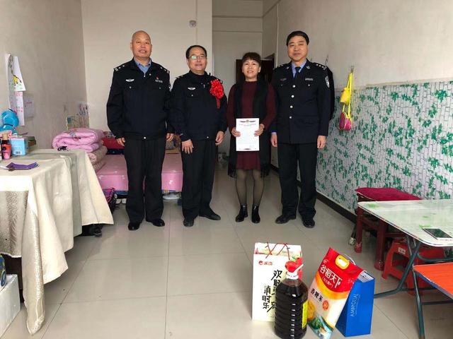 一线送奖入家门，表彰慰问鼓斗志——蒲城县公安局表彰慰问专案民警及家属