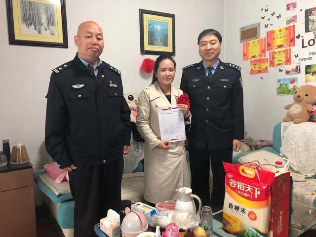 一线送奖入家门，表彰慰问鼓斗志——蒲城县公安局表彰慰问专案民警及家属
