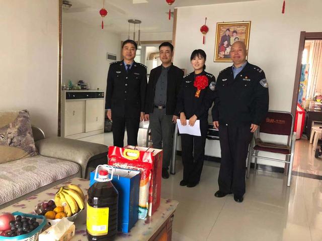 一线送奖入家门，表彰慰问鼓斗志——蒲城县公安局表彰慰问专案民警及家属
