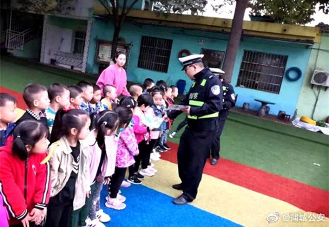 日，蒲城公安兴镇中队交警在阳阳幼儿园开展了一次生动有趣的交通安全宣传教育活动。
