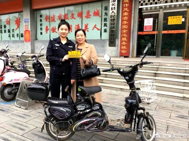 潼关第一辆电动自行车在车辆管理所民警的帮助下，已于10月15日上午成功挂牌。