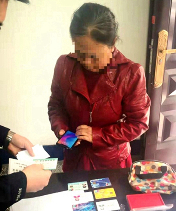 澄城公安长宁派出所民警立即根据包内的身份信息寻找失主，经过多方走访，最终联系到失主姚女士，并将手提包归还。