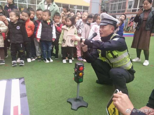10月22日，华州公安交警带着“袖珍交通标识牌”走进阳光三宝双喜幼儿园开展交安宣传活动。