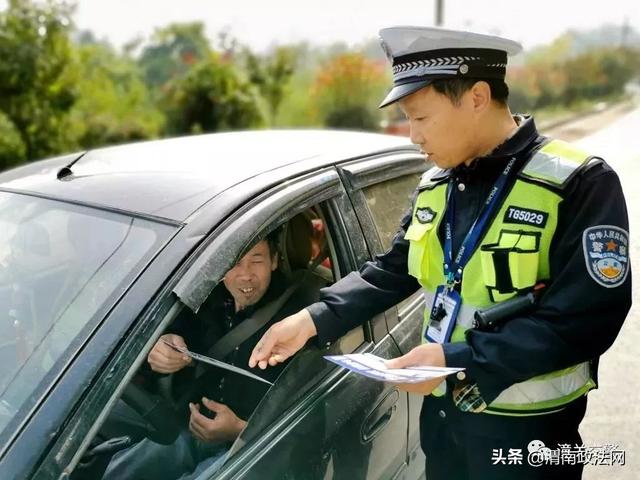 潼关县交警大队开展平安建设宣传进社区、进企业