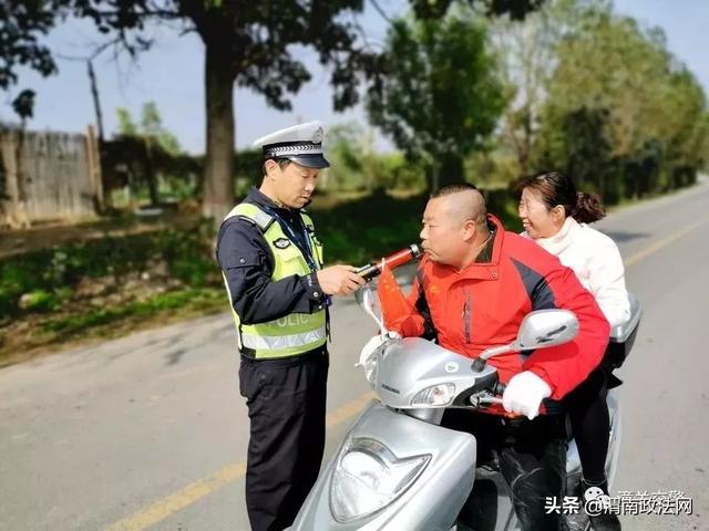 潼关县交警大队开展平安建设宣传进社区、进企业