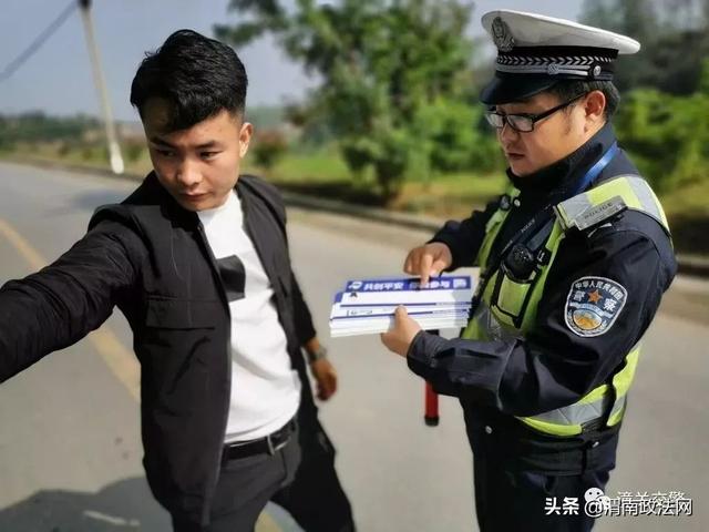 潼关县交警大队开展平安建设宣传进社区、进企业