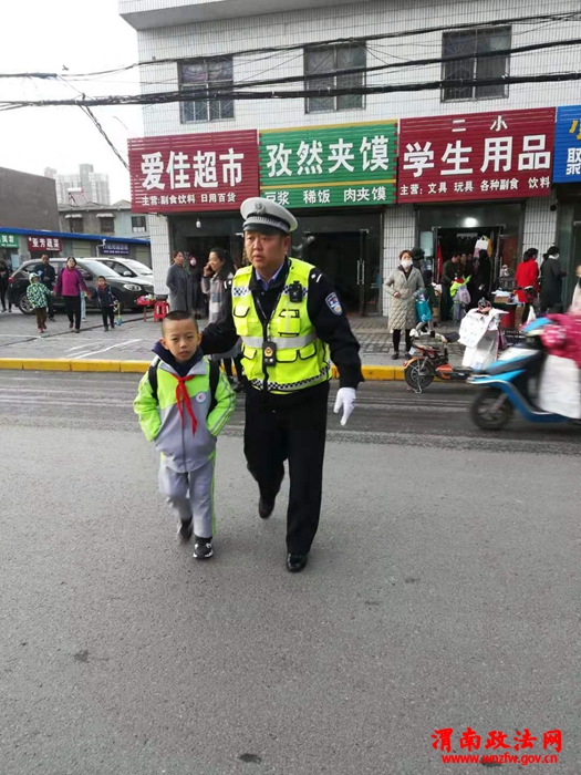 孙贝贝送孩子过马路1 孙贝贝送孩子过马路1