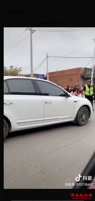 孩子家长用抖音拍摄的孙贝贝送孩子过马路 孩子家长用抖音拍摄的孙贝贝送孩子过马路