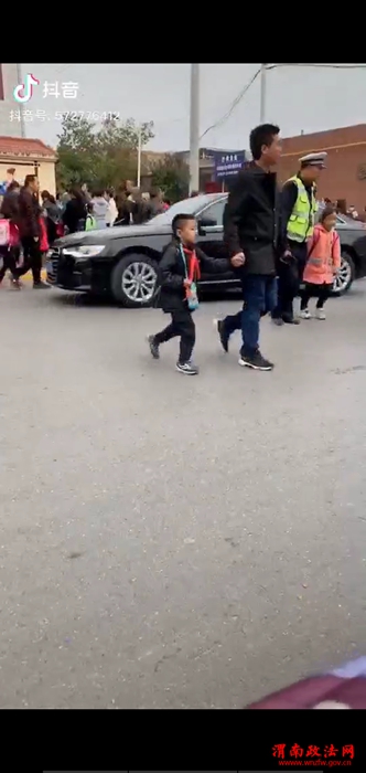 孩子家长用抖音拍摄的孙贝贝送孩子过马路2 孩子家长用抖音拍摄的孙贝贝送孩子过马路2