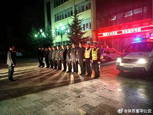 10月30日,富平公安留古派出所民警对辖区各行政村进行全覆盖的治安巡逻,并通过发放宣传单、悬挂横幅等方式大力宣传平安建设工作。