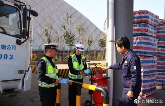 10月31日,韩城公安交警大队法督中队、龙门中队民警深入陕西韩城市龙钢集团公司开展交通安全知识宣传活动。