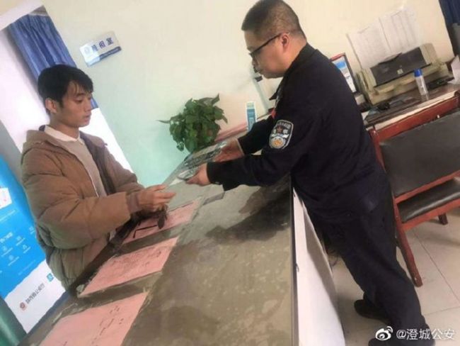 拿到失而复得的手机,失主握着民警的手连连感谢。