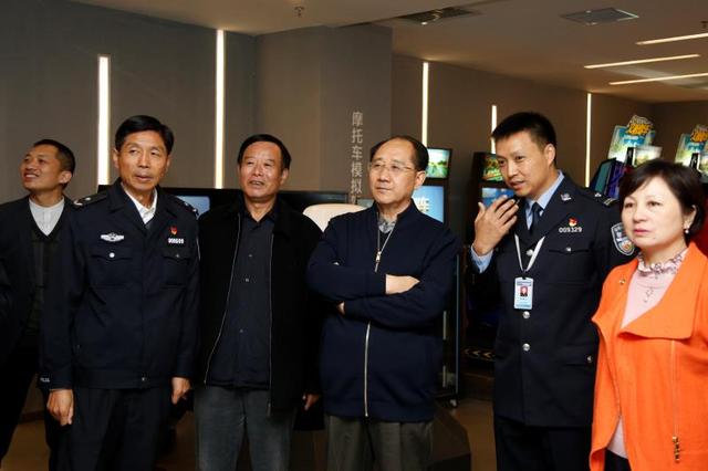 陕西省关工委主任郑小明一行来渭南市道路交通安全宣传教育基地调研（图）