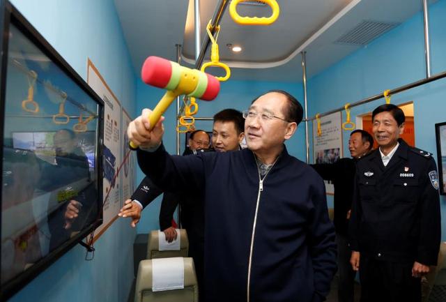 陕西省关工委主任郑小明一行来渭南市道路交通安全宣传教育基地调研（图）