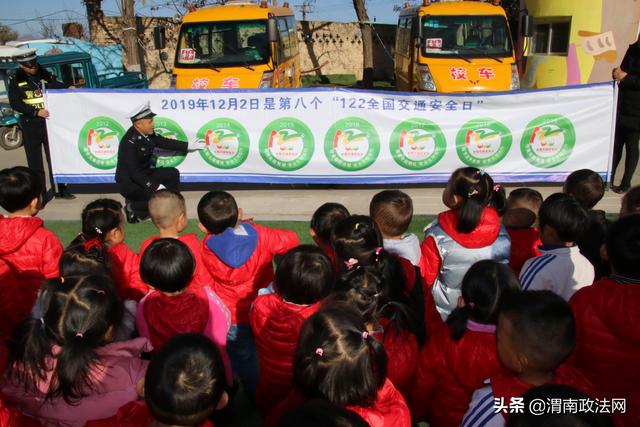 华阴华山交警扎实开展122主题宣传“七进”活动