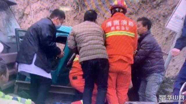 两车相撞司机被困 渭南消防成功救援