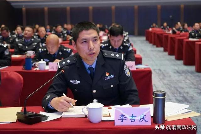 政法群英>正文快板表演 专家点评精准扼要 我局情报支队民警李吉庆被