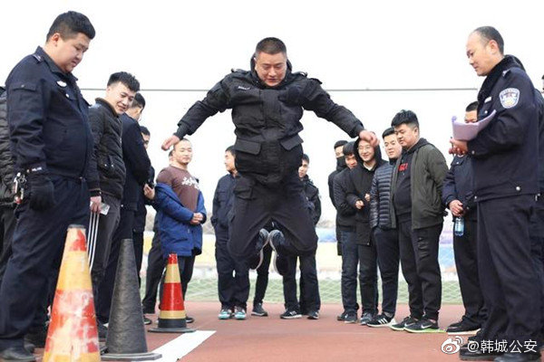 为深入开展全警大练兵活动，检验教育训练成果，12月12日，@韩城公安 组织200余名民警开展2019年体能达标测试活动。