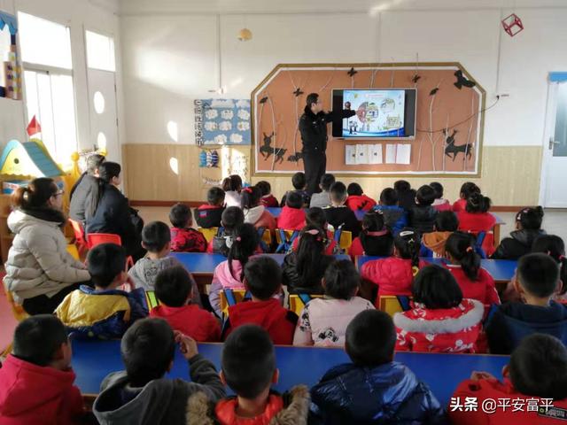 富平交警走进幼儿园 上好交通安全课