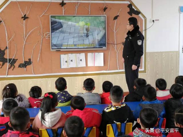 富平交警走进幼儿园 上好交通安全课