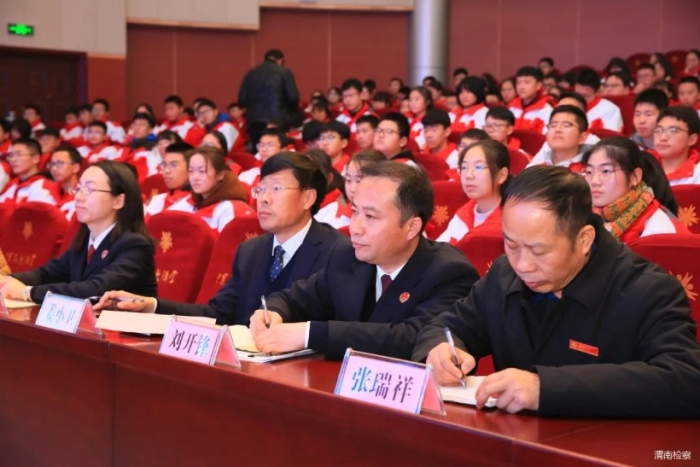 渭南市检察院李逸强检察长受聘担任渭南高级中学法制副校长图