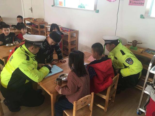 高新交警走进校园上好寒假前最后一堂交通安全课