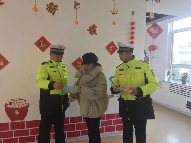 高新交警走进校园上好寒假前最后一堂交通安全课