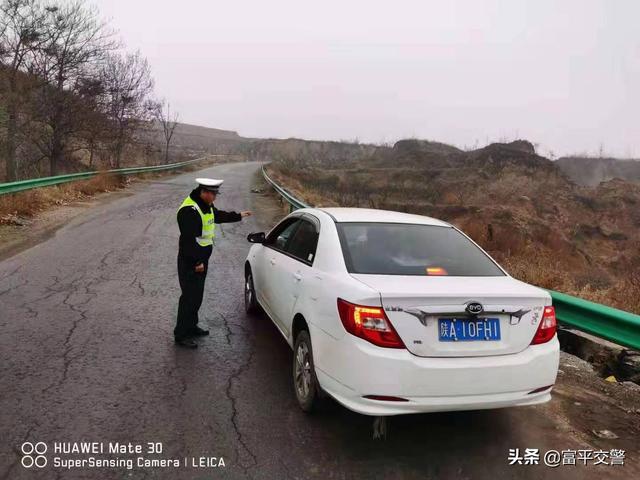 富平交警:大雾锁天地,桔黄保平安