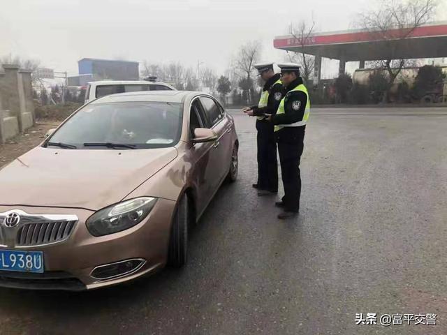 富平交警:大雾锁天地,桔黄保平安