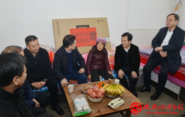 1月9日，省市两级见义勇为协会分别慰问舍身救人的白水县任皇锁遗属和蒲城县李岗亲属。记者 张耀锋 摄