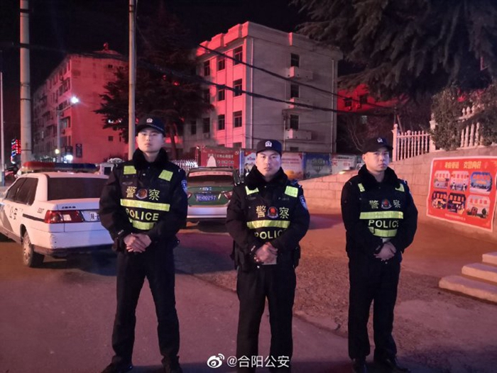 1月13日晚,合阳公安九龙派出所民警持续深入辖区村庄开展夜间巡逻.