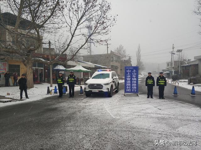 雨雪过后再现大雾天气 华阴交警全力应对保安全(图)