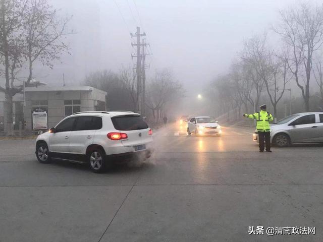 雨雪过后再现大雾天气 华阴交警全力应对保安全(图)