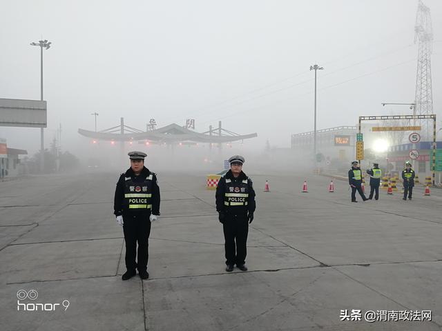 雨雪过后再现大雾天气 华阴交警全力应对保安全(图)