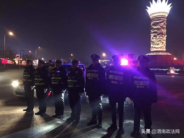 雨雪过后再现大雾天气 华阴交警全力应对保安全(图)