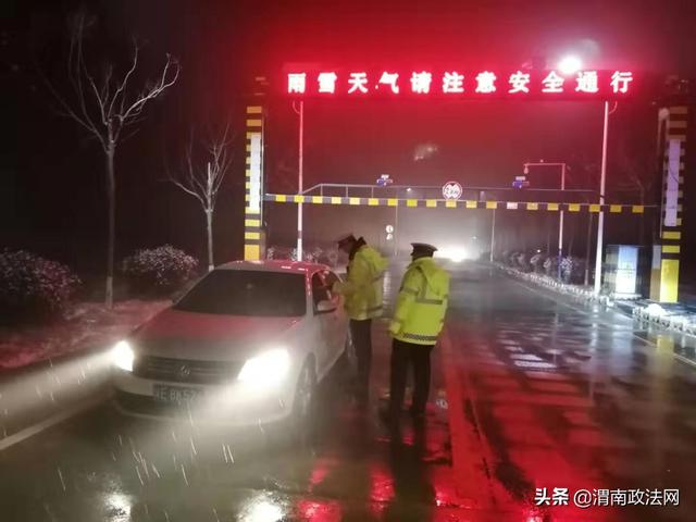 雨雪过后再现大雾天气 华阴交警全力应对保安全(图)