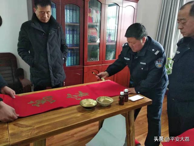 新春基层行 浓浓暖警情 大荔公安“书法家”写春联送祝福