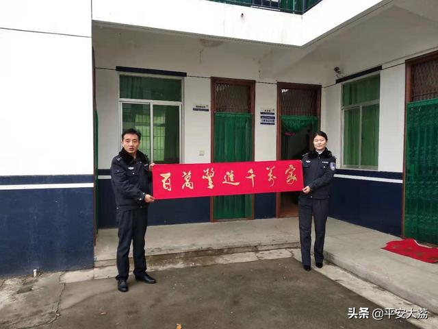 新春基层行 浓浓暖警情 大荔公安“书法家”写春联送祝福