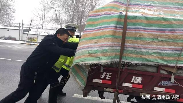 平安春运 交警同行 | “雪”色奋斗 让2020温暖开启