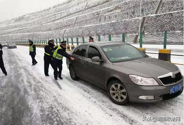 平安春运 交警同行 | “雪”色奋斗 让2020温暖开启