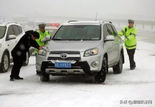 平安春运 交警同行 | “雪”色奋斗 让2020温暖开启