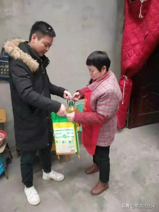 为了让贫困群众渡过一个欢乐、祥和的春节，华州区检察院干警冒雪奔向了下庙镇下庙社区入户走访慰问。